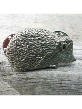 GG Harris Fine Pewter Hedgehog Pin back double